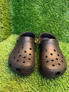 Crocs unisex Classic Black Clog Slip-Ons new size. Men’s 4.  Women’s 6